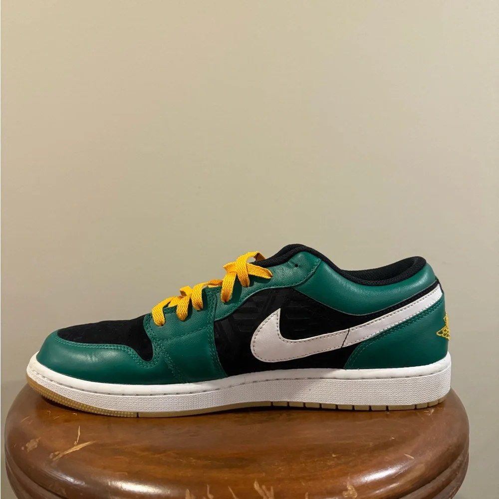 AIR JORDAN 1 LOW SE
"HOLIDAY SPECIAL - MALACHITE GREEN" - Picture 10 of 14